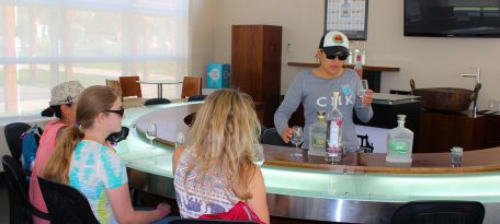 Tourists in a Pisco session in the Ica City Tour.