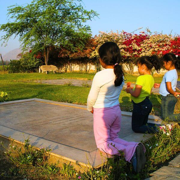 Children at Maria Reiche's grave