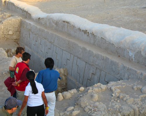 Tour group at an excavation site in Cahuachi.