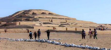 Group visiting the pyramids of Cahuachi.